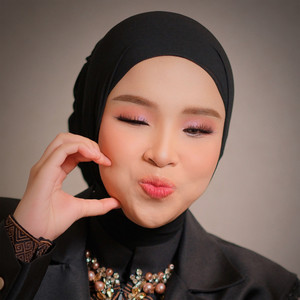 Putri Ariani - Senyumannya Tutupi Semua Lelah
